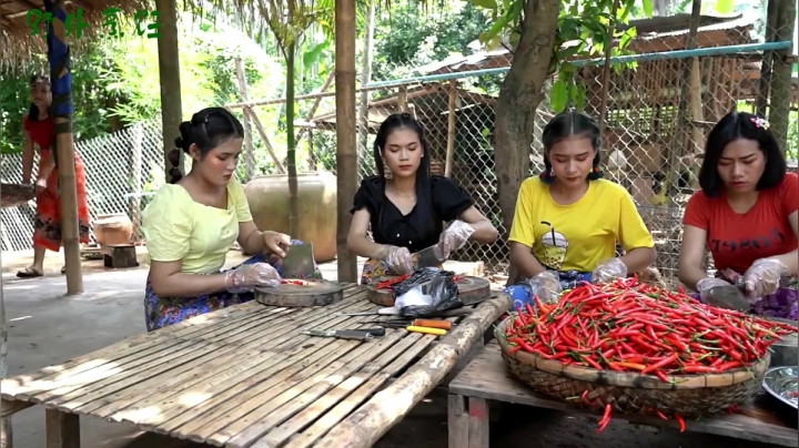 《姐妹花儿野外美食》20_用40斤辣椒炒猪肉是什么感觉？清纯可人的泰国妹子，吃起辣椒真猛