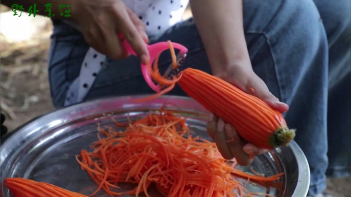 《姐妹花儿野外美食》24_都以为老外不吃鸡爪？没想到吃起来是王者归来，看这样子是当饭吃