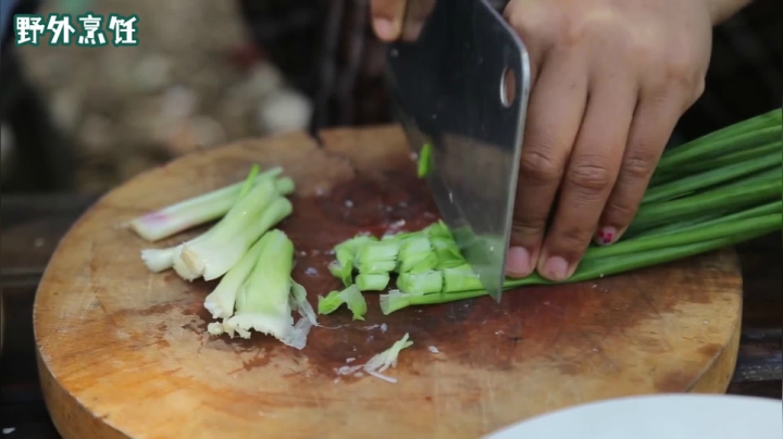 《姐妹花儿野外美食》10_吃货都扛不住泰国方便面，所有食材都大把大把整，结果却美不胜收