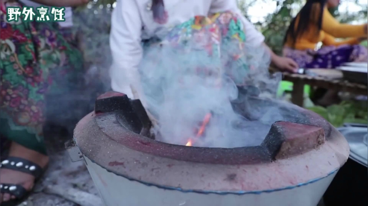 《姐妹花儿野外美食》9_玉米在泰国有多受欢迎？这手笔让人大开眼界，这样吃香吗