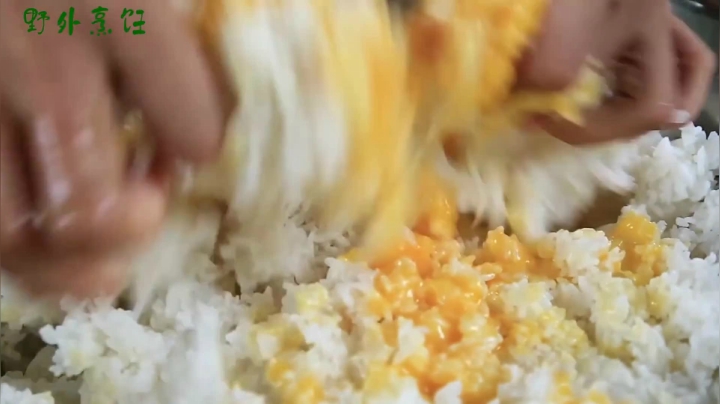 《姐妹花儿野外美食》23_泰国妹子灵魂操作，这样的炒饭吃一年不嫌多，让人神往是有原因的