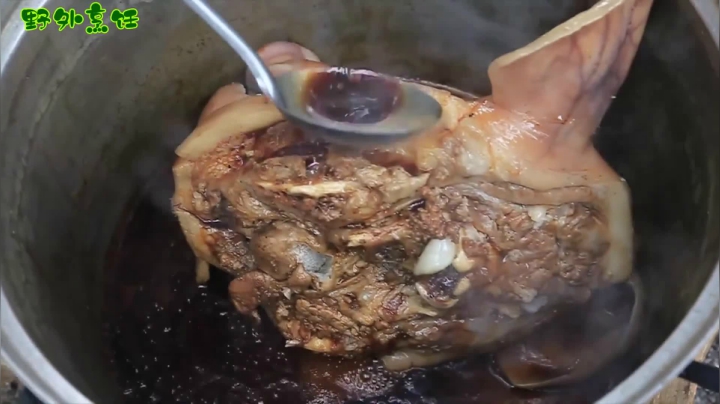 《姐妹花儿野外美食》68_泰国农村妹子真能干，猪头大餐让你大饱眼福，满满的胶原蛋白，香