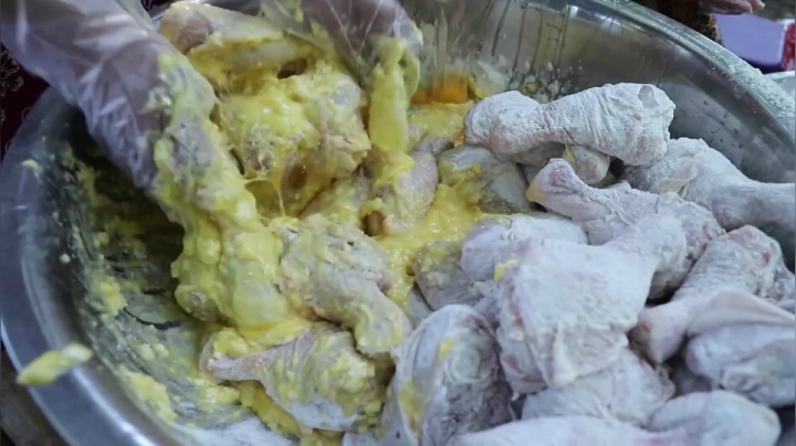 《姐妹花儿野外美食》53_村里的美女都集中一起，烹饪鸡腿盛宴，展示泰国农村习俗