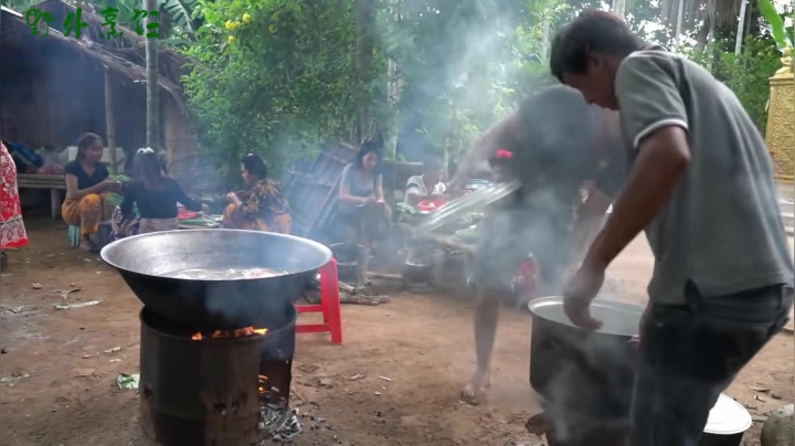 《姐妹花儿野外美食》94_泰国女人太能干，一起来看泰国农村的坝坝宴，喜气洋洋