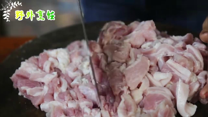 《姐妹花儿野外美食》119_泰国乡下竟然有一处美景！漂亮妹子在家做美食，画面让人流连忘返