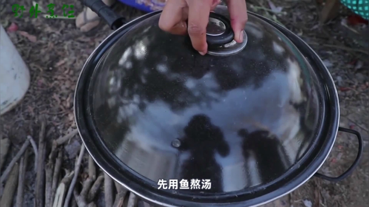 《姐妹花儿野外美食》39_泰国农村妹子能干又漂亮，超级豪华酸辣粉丝汤，谁娶谁有福，香