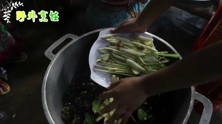 《姐妹花儿野外美食》138_难怪泰国农村姑娘受欢迎，连做饭都这么优雅大方，太能干了！