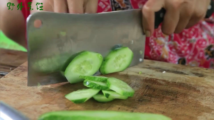 《姐妹花儿野外美食》85_泰国农村真富足，牛鼻子、牛舌当饭吃，农村妹儿手艺亮了