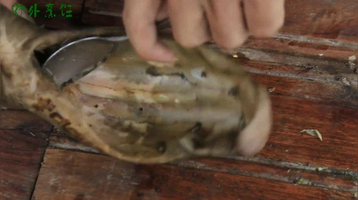 《姐妹花儿野外美食》78_为什么市场上只见牛肉，不见牛头，看看泰国农村，牛头都自己吃