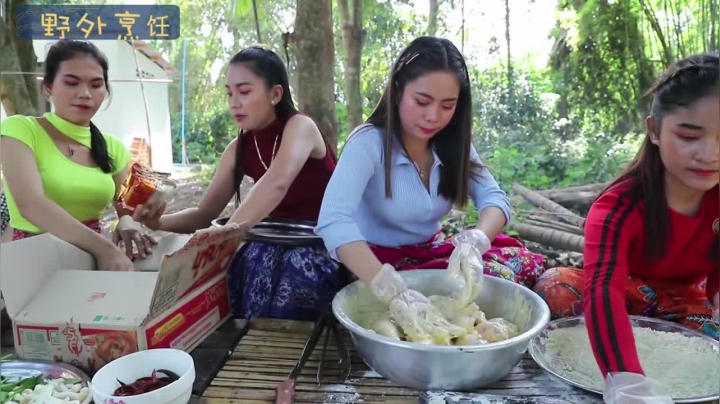 《姐妹花儿野外美食》100_泰国农村富人家的媳妇都是这样的，方便面鸡腿吃出新高度，能干