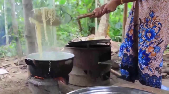 《姐妹花儿野外美食》264_农村姐妹花制作韩国辣面，配上丰富配料升级加工，最后却这种效果