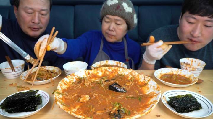 妈妈在大锅里煮了各种美味的辣海鲜，上桌吃光光，太美味了！