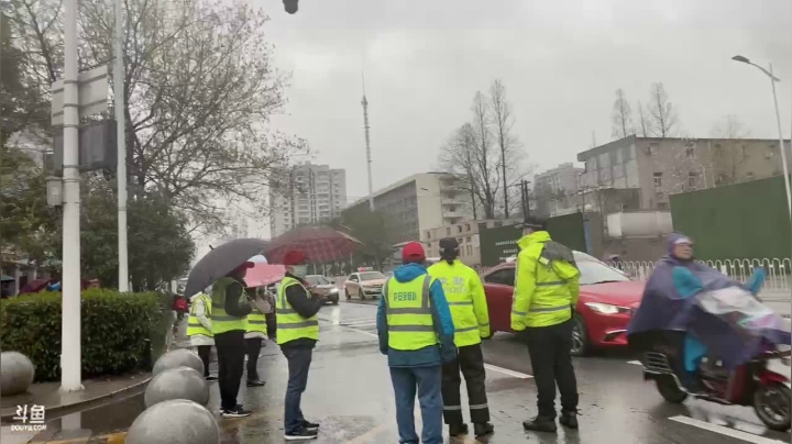 【2021-03-01 07点场】武汉交警：“警校家”护安保畅！