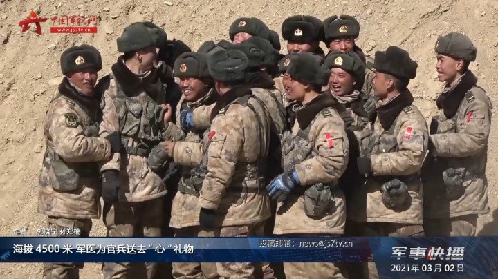 海拔4500米 军医为官兵送去“心”礼物