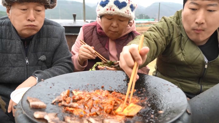 和家人一起吃红酒腌制过的五花肉，爸爸说这是他一直渴望的味道！