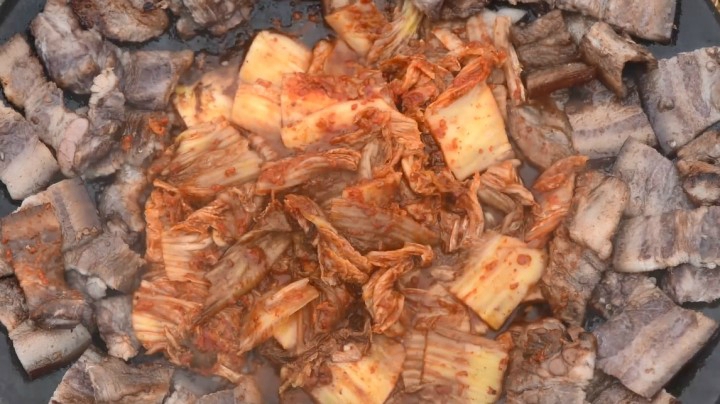用红酒腌制的五花肉，烤过之后滋滋冒油，吃起来外焦里嫩，真香！