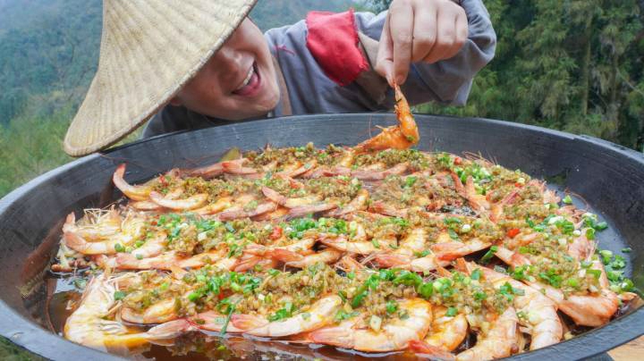 110元买2斤大虾，秘制一锅“蒜蓉虾”鲜香入味，一口一个吃着真爽