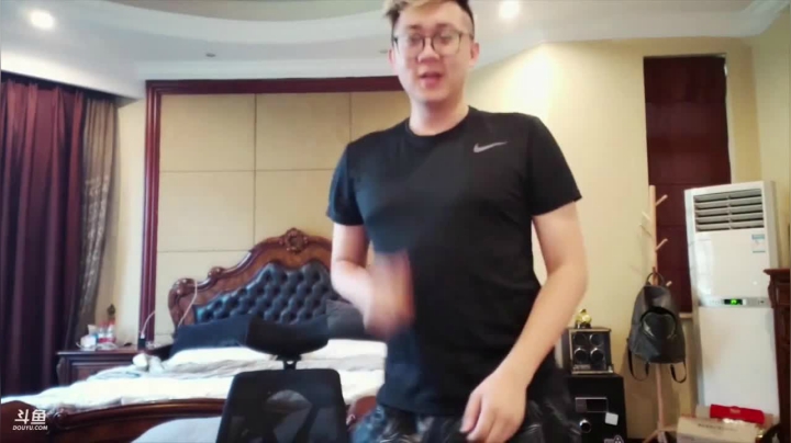 我在斗鱼看小鱼小鱼吃虾米直播户外