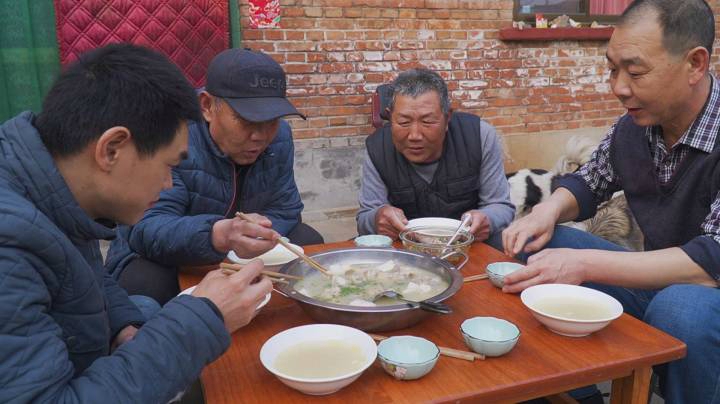 阿远煲了道“鳄鱼尾炖鸡汤”，大伯第一次喝，肥而不腻，汤汁鲜美