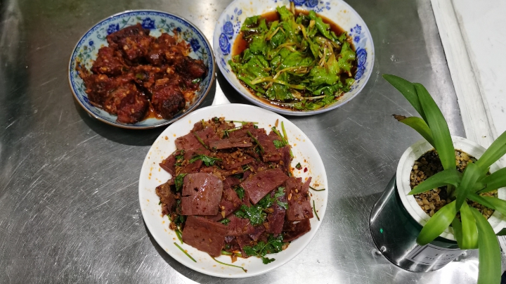 凉拌生菜坛腌牛肉糖醋鱼块