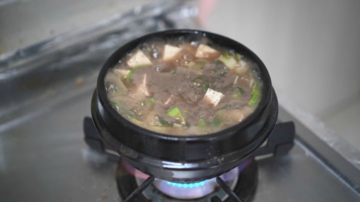 妈妈用冬草、荷花菜准备了石锅拌饭，再搭配煎鸡蛋，营养又好吃！