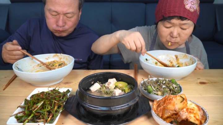 妈妈用韭菜、鳀鱼和尖椒炖的大豆酱汤味道很浓郁，爸爸非常爱吃！