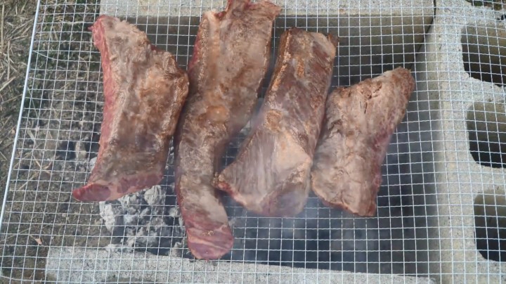 和家人吃炭火烤韩牛，味道特别香，妈妈说：好吃到词穷了！（上）