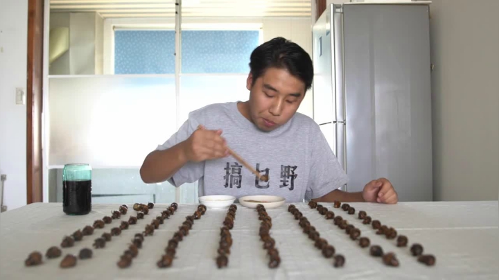 我在斗鱼看YESHI小哥直播美食