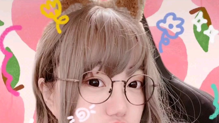 思索命运
遥望蔚蓝天空
眉宇间的故事
如史诗般展开

——央