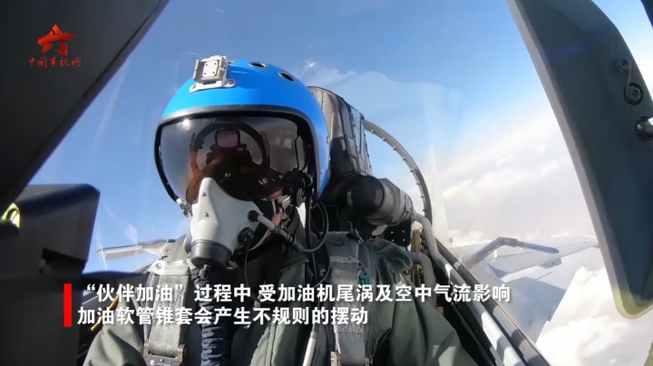 【第一军视】飞鲨之吻！多视角直击歼-15战机“伙伴加油”