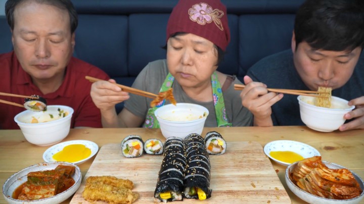 猪排和蔬菜裹进紫菜包饭里，搭配拉面，爸爸：这是豪华紫菜包饭！