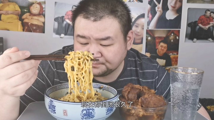 蛋黄拌面和煮羊腿肉