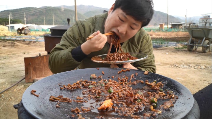 妈妈做了美味的短臂章鱼，把它和炸酱面混合在一起，味道非常香！