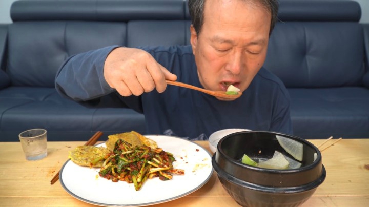 爸爸做的凉拌冬草和煎牛头肉，再喝一口鱼饼汤，配着烧酒太香了！