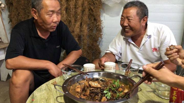 阿远嫌家里的鸡太吵，宰了它做了道小鸡炖蘑菇，就着小酒吃光了