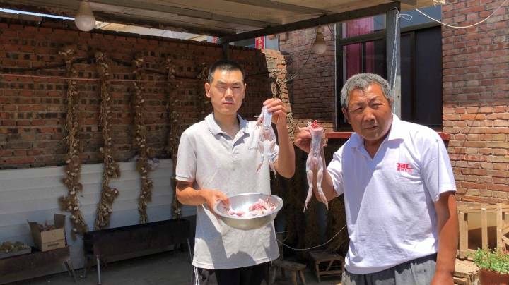 四十六块买了5只牛蛙，阿远做了个水煮牛蛙，边煮边吃味儿不赖
