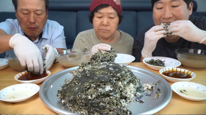 追忆父母孩提时期的艾草米糕，改良之后，搭配蜂蜜，味道很香甜！
