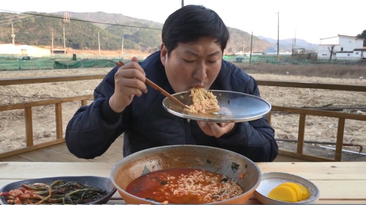 在家独享鱿鱼拉面，面条筋道爽口，面汤也很浓郁，满满的海鲜味！