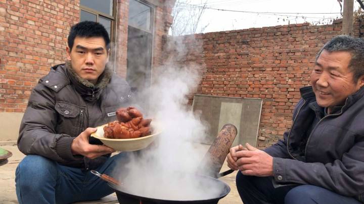 64块钱买了4个大猪蹄，老爸最爱吃这口，卤好后烤出来味儿不赖