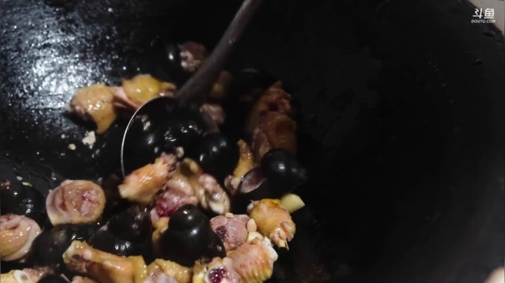 我在斗鱼看YESHI小哥直播美食