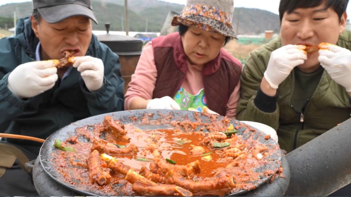 吃小章鱼炒猪肉脊排，酱香浓郁，肉质柔软可口，妈妈：我做的香！