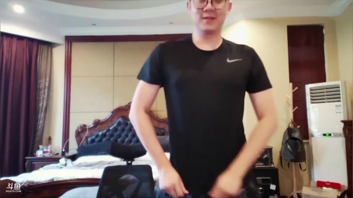我在斗鱼看小鱼小鱼吃虾米直播户外