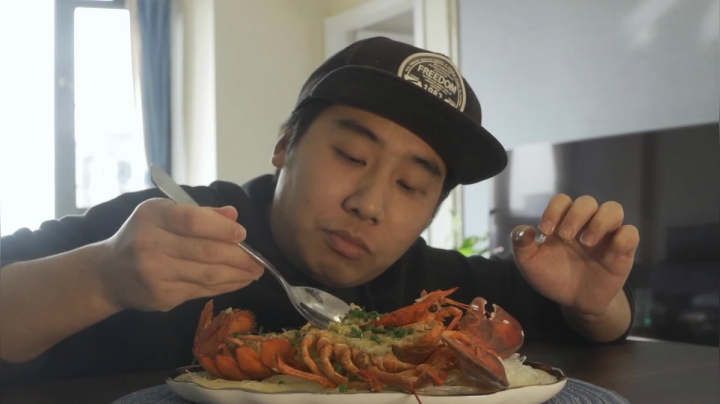 我在斗鱼看YESHI小哥直播美食