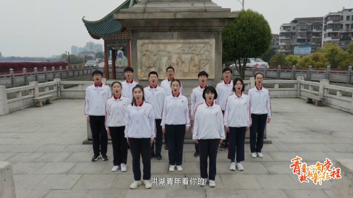 小小竹排江中游，巍巍青山两岸走......