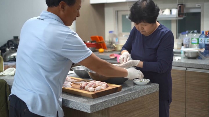 用新鲜的鲻鱼制作成寿司，再来一碗热乎乎的乌冬面，味道真香啊！