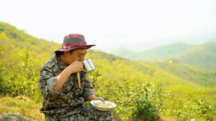 在我刚盘的山头上喝茶吃年糕，美滋滋