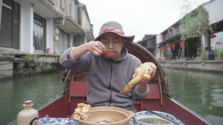 吃一只鸡，剥一盘虾，温一壶酒，人生不外如是