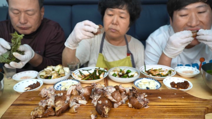 和家人共享美味的迷你猪蹄，口感劲道耐嚼，搭配烧酒味道太绝了！