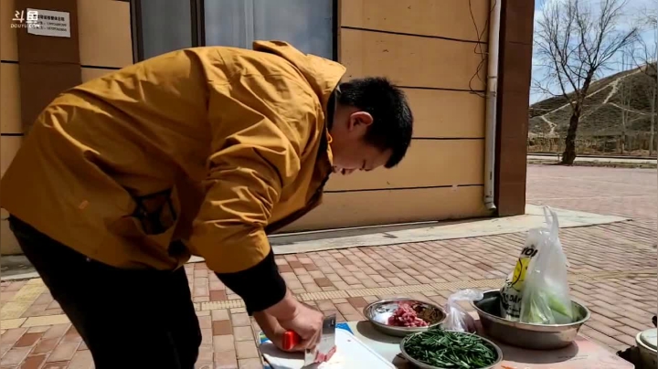 【2021-04-12 12点场】叶子户外：《纪实直播》新疆之旅→七彩丹霞