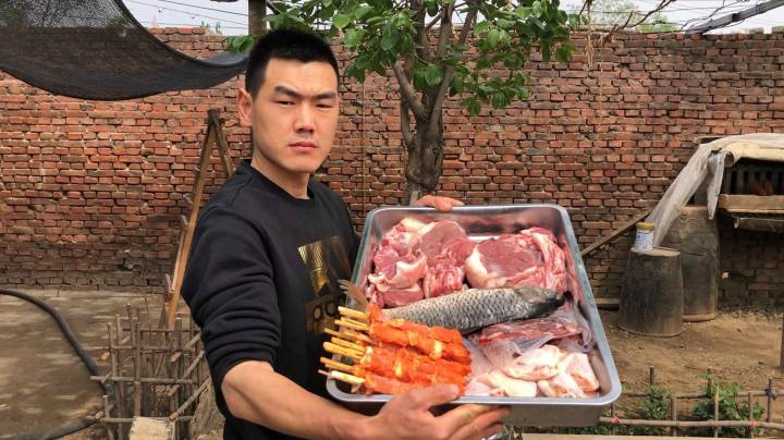 5斤多羊肉，阿远烤羊肉串，8人供不上吃，红柳枝烤的味儿不赖